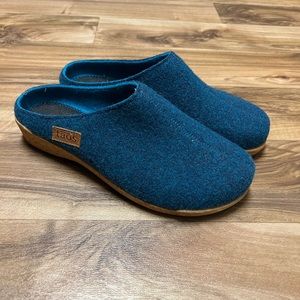 Taos blue slip on